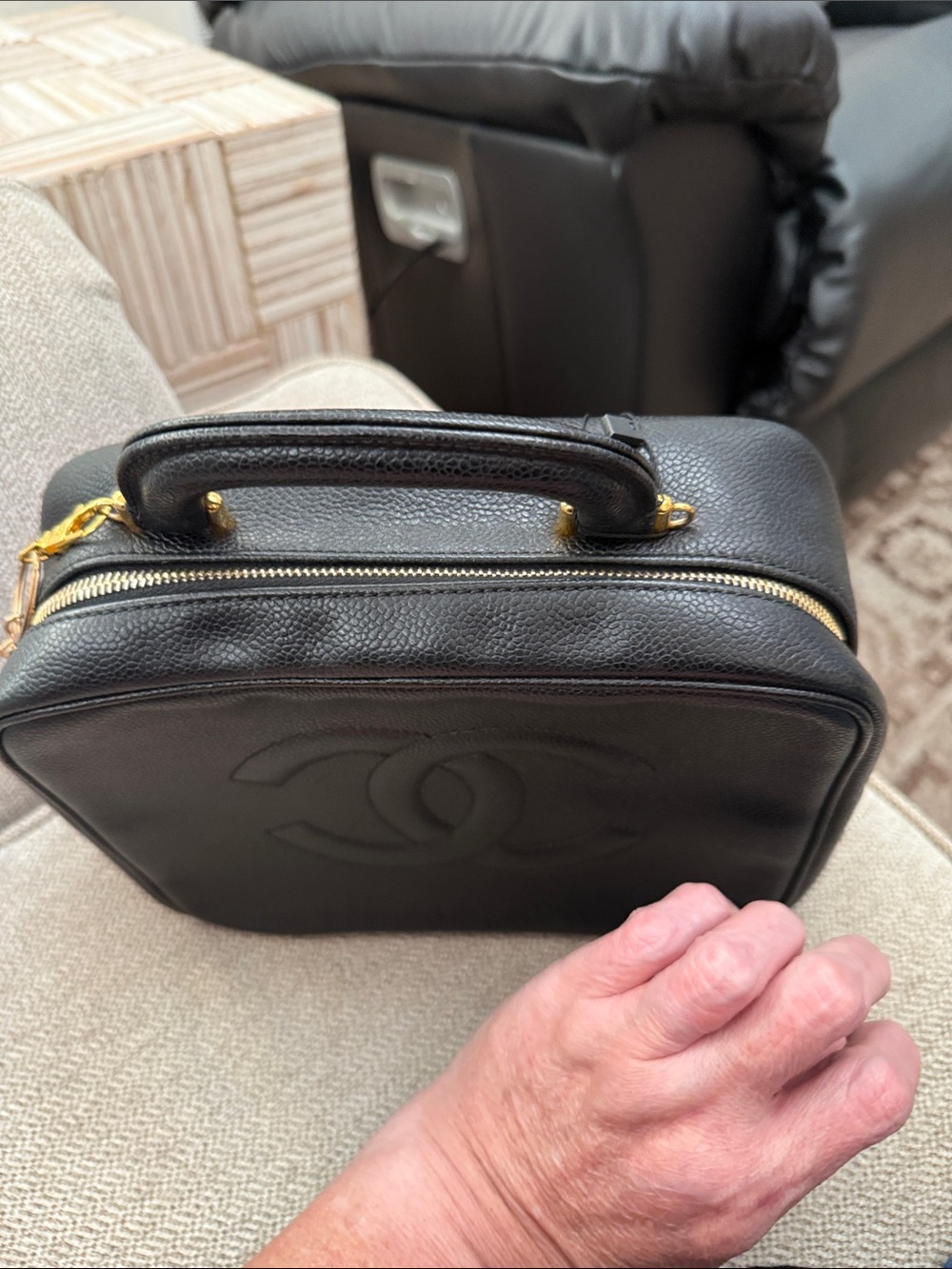 Pre owned luxury CHANEL Black Quilted CC Vanity Bag with Gold Hardware - Picture 3 of 12